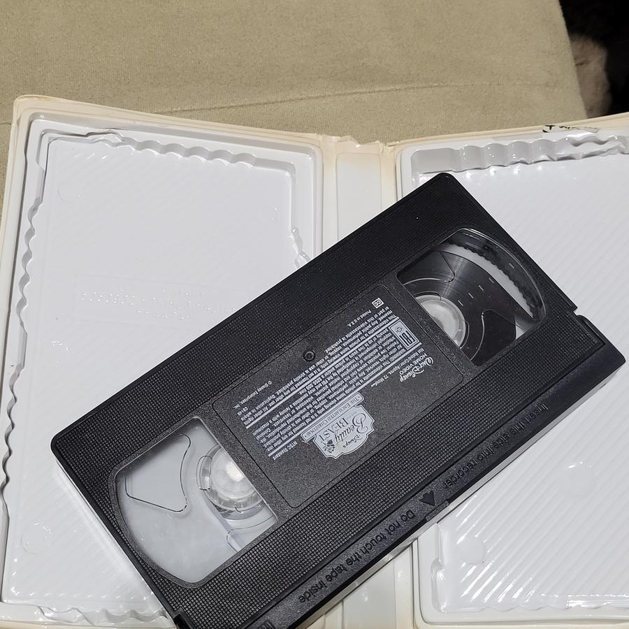 Beauty and the Beast: The Enchanted Christmas alt 3