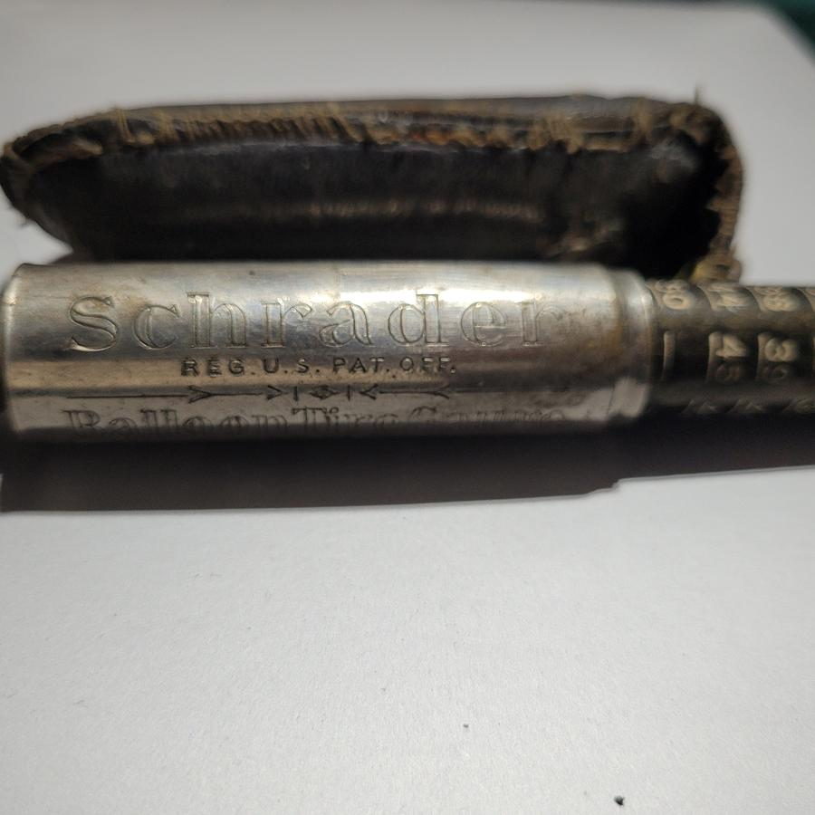 Schrader Balloon Tire Gauge with Leather Case alt 3